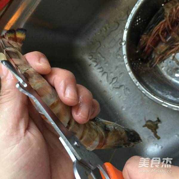 蒜蓉粉丝蒸大明虾的步骤