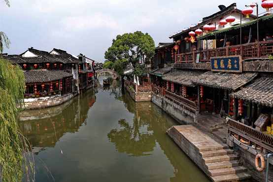 上海一1500年历史古镇，素有“吴越名镇”之称，江南四大名镇之一