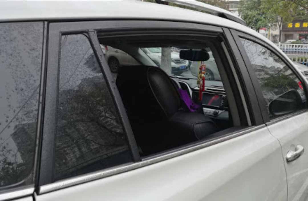 车钥匙被锁在车里怎么办？老司机：笨的人才会砸玻璃！