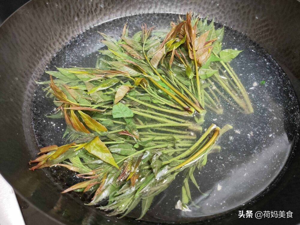 春天第一拌：香椿芽拌豆腐，简单三步，软嫩清香，爽口又下饭