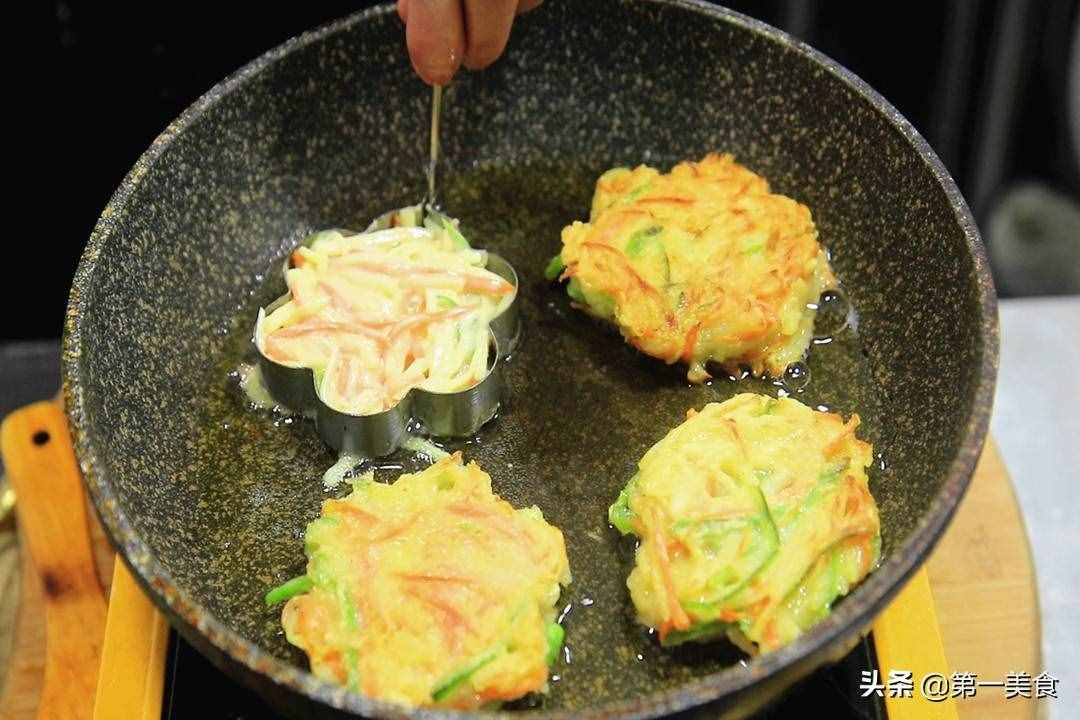 早餐店买3块一张的土豆饼，在家2个土豆做7张，清香柔软不黏牙