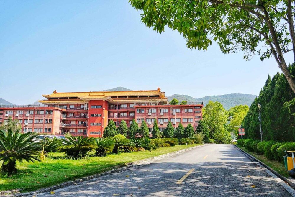 中国第一所民办本科高校，学校风景优美，不输厦门大学