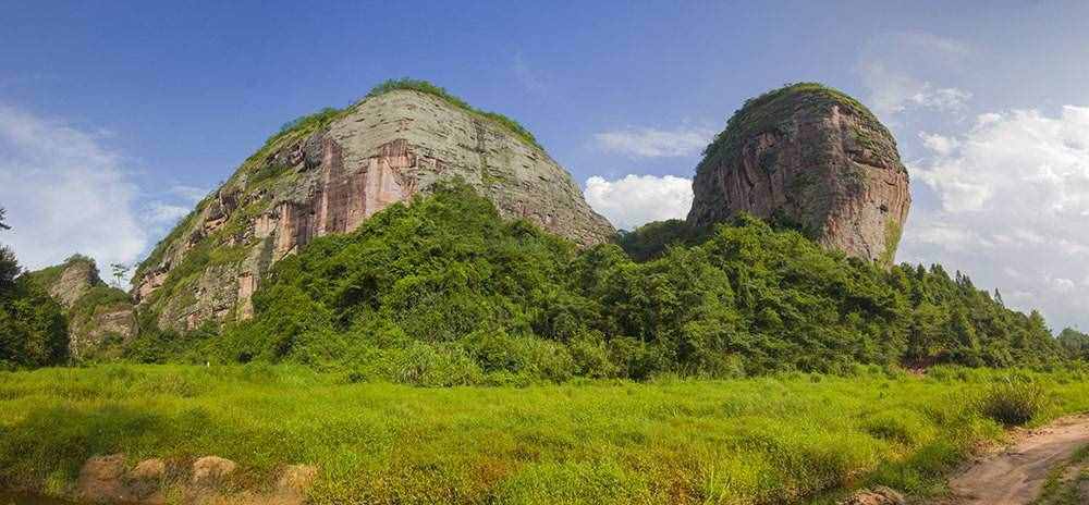 福建泰宁有一个百年古村落，犹如世外桃源，村里有心形弥勒岩