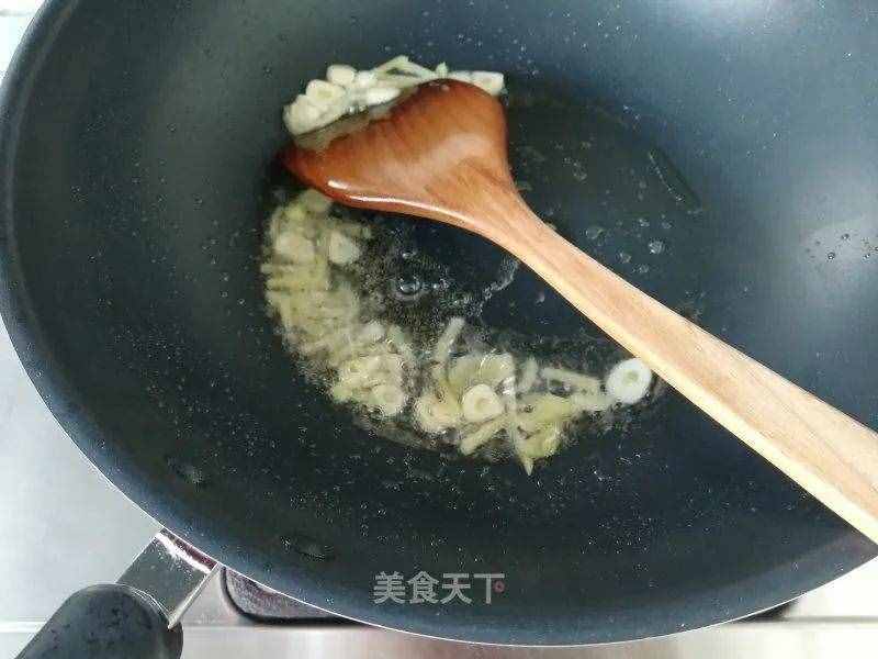 一把青蒜、一块肉，这样炒一盘，鲜香又爽口，家人都喊没吃够