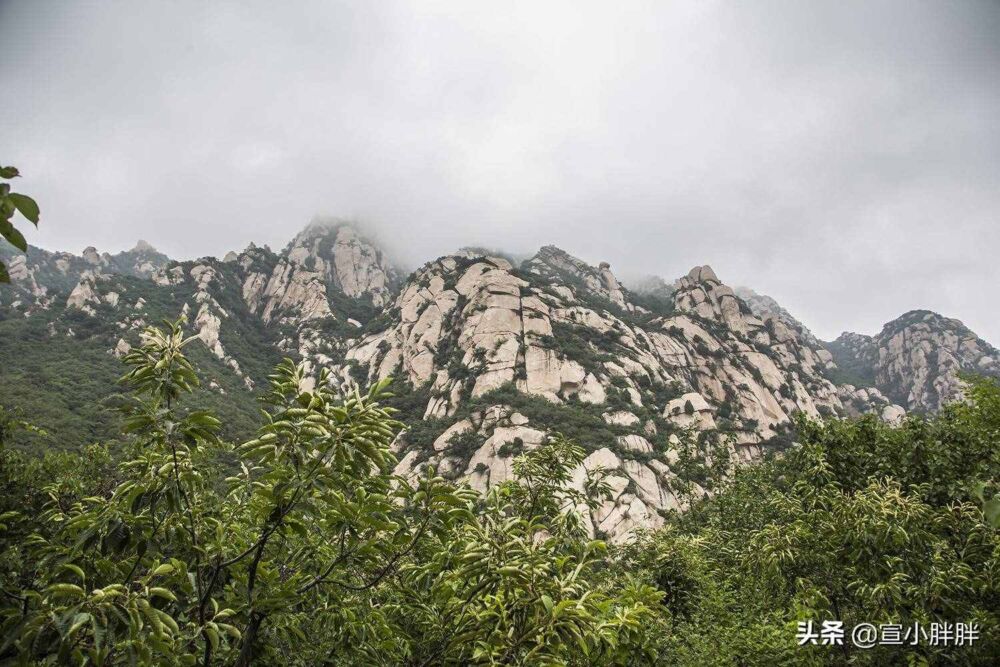 北京怀柔的鳞龙山自然风景区，奇峰怪石，满山果香