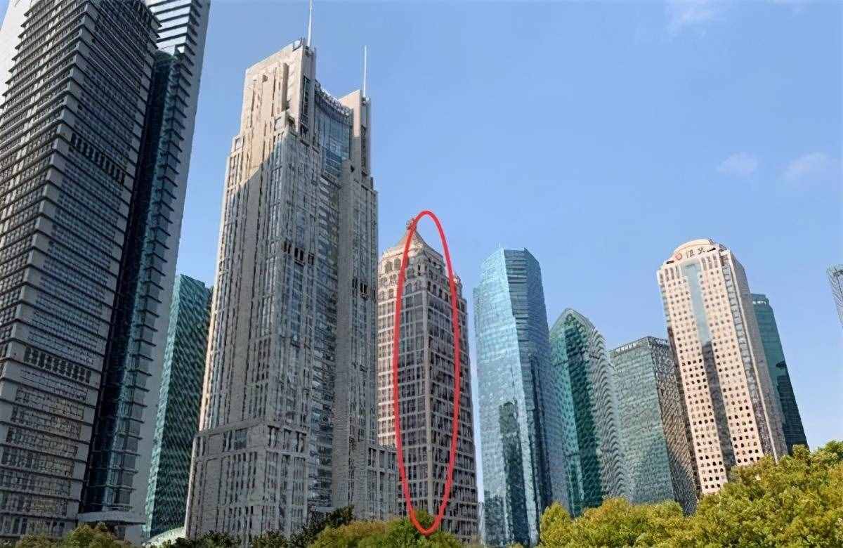 上海一个知名大厦，处在黄金位置却被搁置13年，如今无人接盘