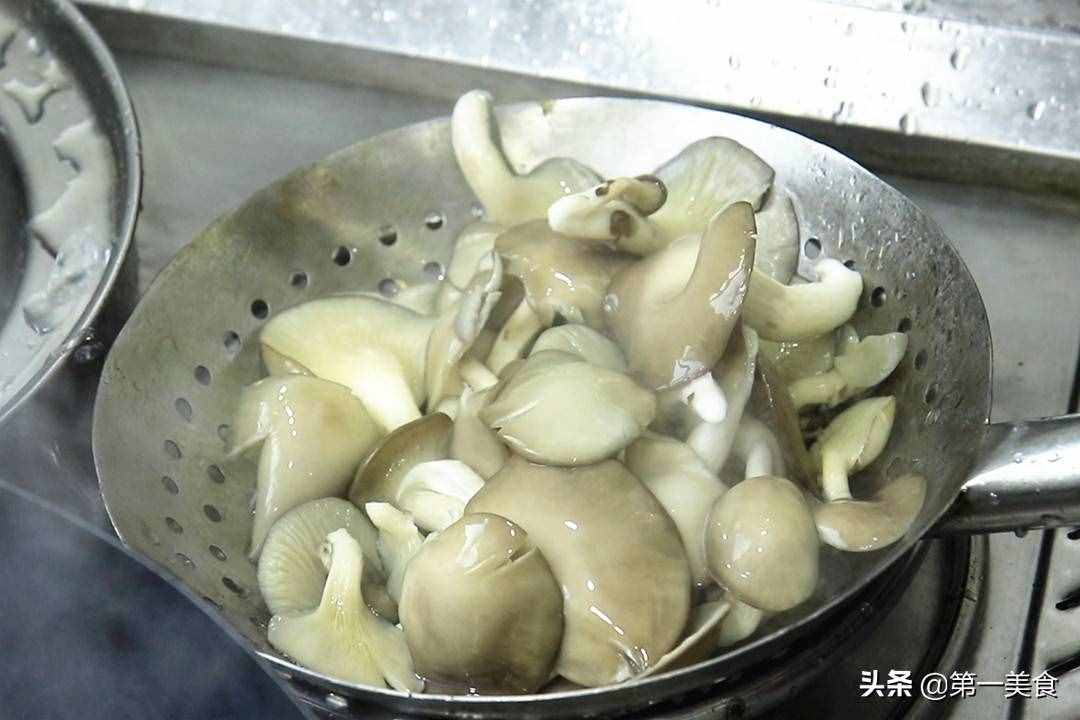 和蘑菇“天生一对”，大火一炒、2分钟出锅！鲜香味美比肉都过瘾