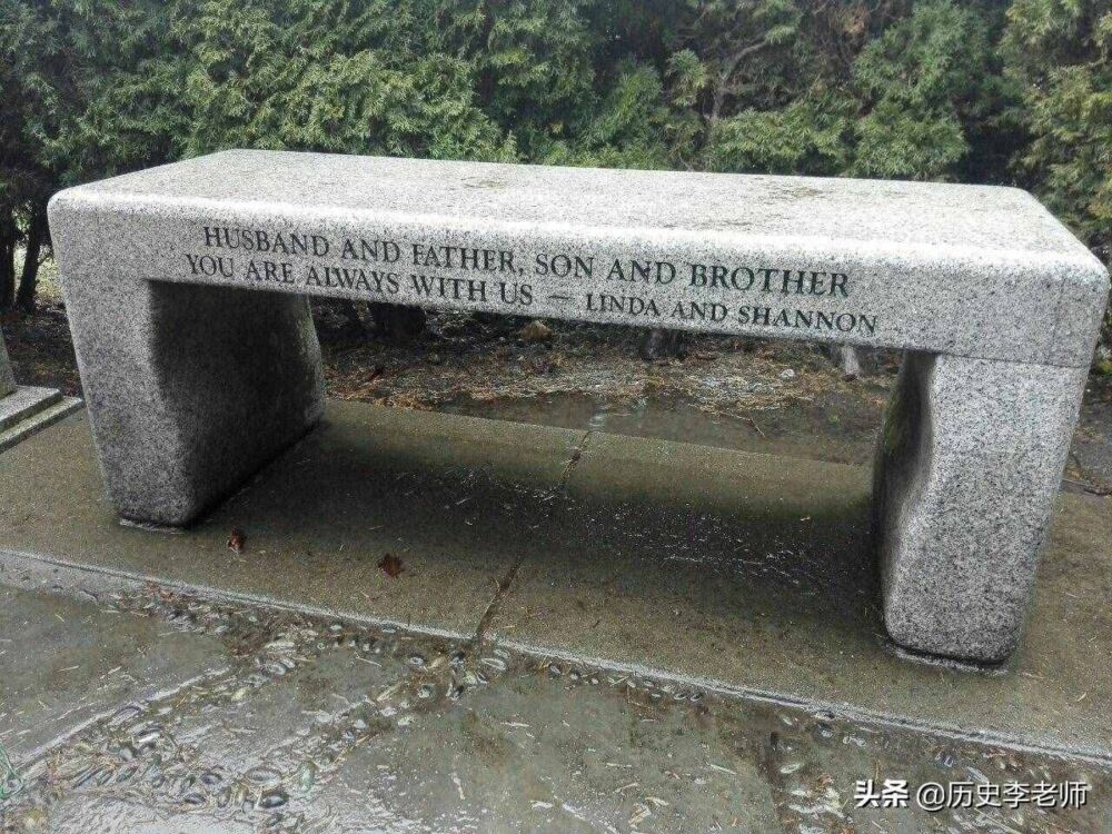 美国李小龙墓地：父子两人葬一起死因不明，墓碑前12个字令人深思
