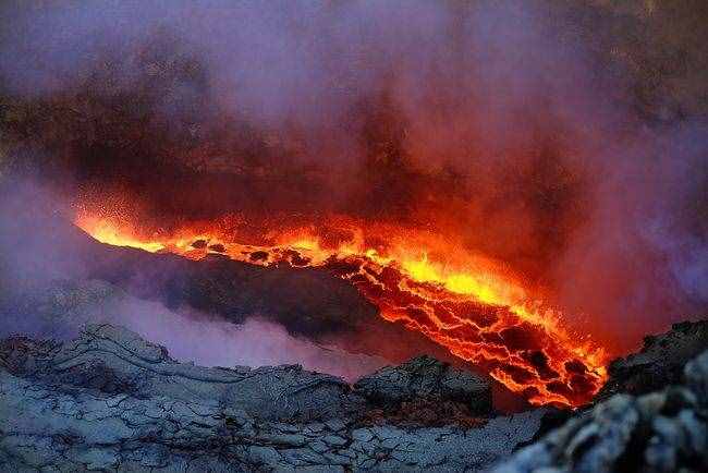 明明水能灭火，为什么海底的火山还能爆发？不会被海水浇灭吗？