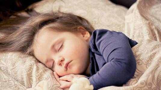宝宝晚上睡觉经常哭闹？多半是这4个原因，3招让娃乖乖睡觉