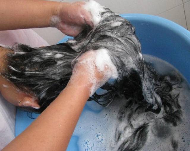 太神奇！洗发水里多放一物能防脱发，去屑护发效果好的吓人