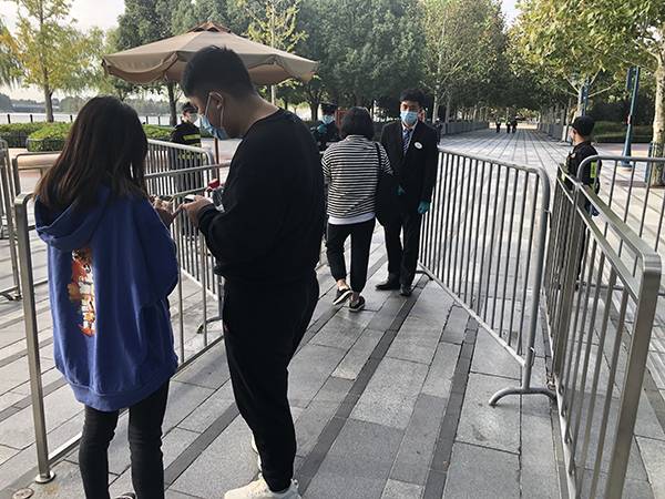 上海迪士尼今起恢复运营，游客清晨来排队：最想看烟火表演