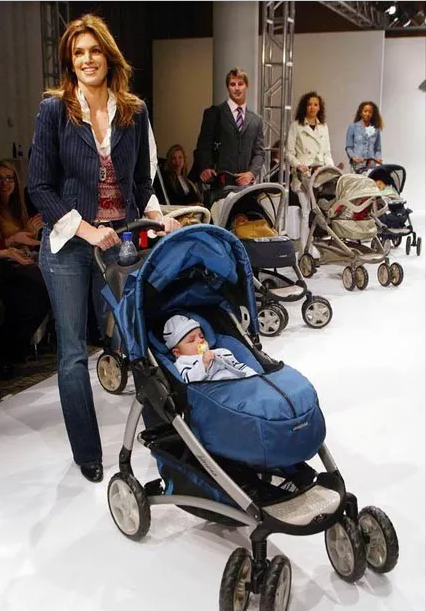 宝妈带娃散步利器婴儿车应该怎么挑选？看完这些你就懂了