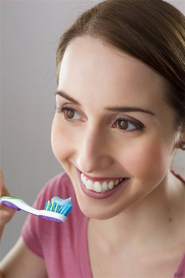 一刷牙牙龈就会出血，到底是怎么回事？改善牙龈出血就靠这5招