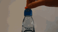 这种诞生于140年前的汽水饮料，乐趣全在这个设计奇葩的玻璃瓶里