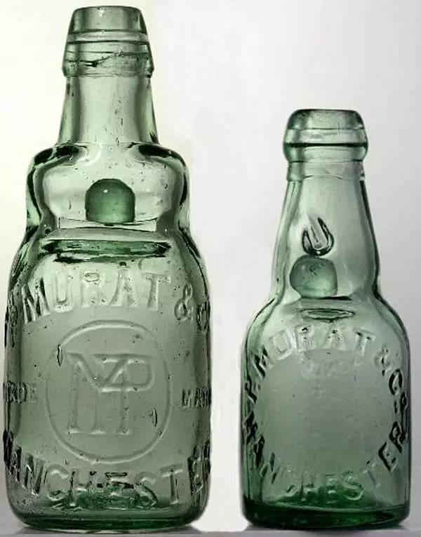 这种诞生于140年前的汽水饮料，乐趣全在这个设计奇葩的玻璃瓶里