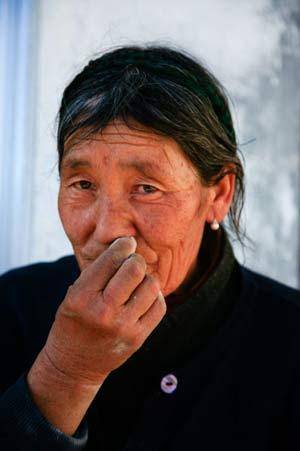 藏族随身三宝，探秘藏族老一辈人爱抽的鼻烟制作过程