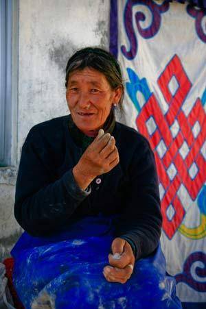藏族随身三宝，探秘藏族老一辈人爱抽的鼻烟制作过程