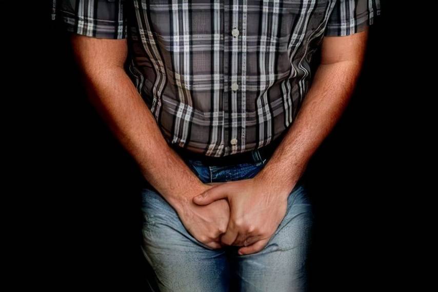 男性朋友请多留意，3个原因都会导致睾丸痛，平时能避则避