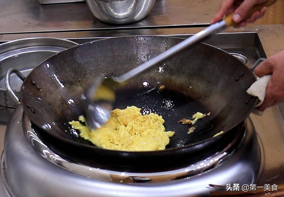 洋葱炒鸡蛋到底怎么炒才好吃，下锅顺序很重要，很多人都不知道