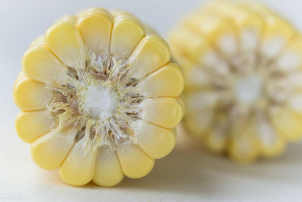 玉米身上有个小开关，简单转一转，玉米粒轻松剥落，1分钟剥一盘