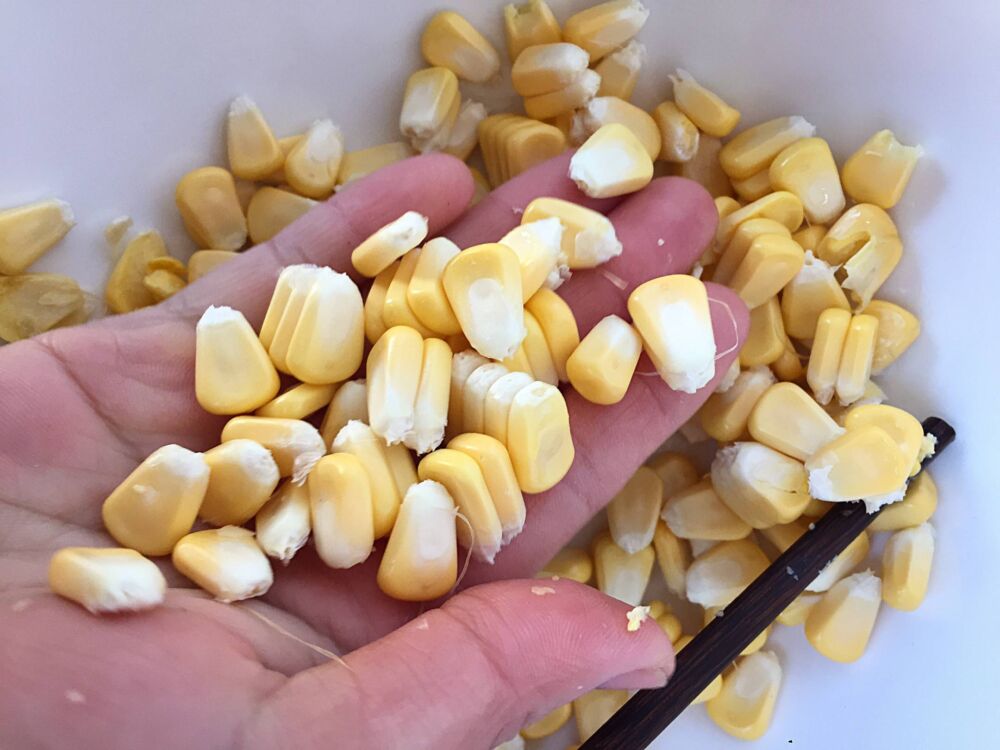 玉米身上有个小开关，简单转一转，玉米粒轻松剥落，1分钟剥一盘
