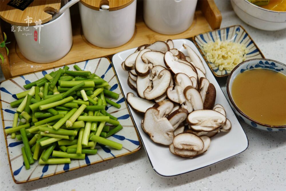 冬天，香菇这样炒，不用放肉就特香，春节素菜上桌更受欢迎