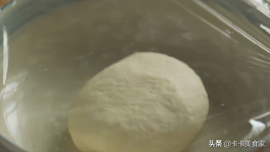 鸡蛋灌饼在家也能做，手工和面制作的面饼又酥又软，蛋香扑鼻