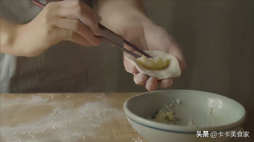 鸡蛋灌饼在家也能做，手工和面制作的面饼又酥又软，蛋香扑鼻