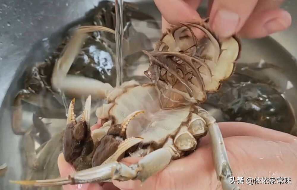 螃蟹好吃，很多人不知道怎么清洗才最干净，其实方法超简单