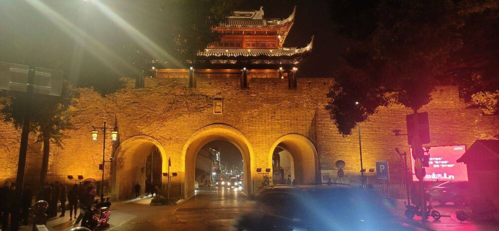 杭州和苏州比较了下，感觉苏州比较舒服，杭州有些没有人情味了