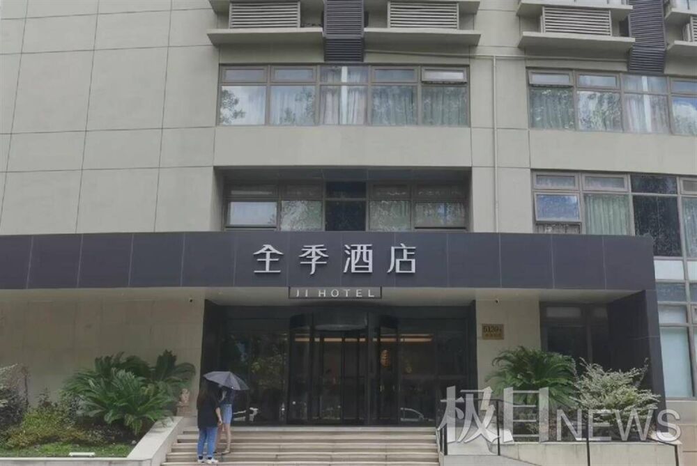 实探上海“裸男闯进女客房间”事发地：涉事酒店致歉整改，居民称去年才开业