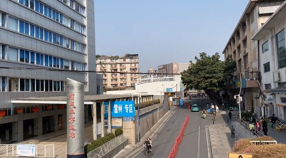 广州火车站人行天桥，昔日交通要道故事很多，游客路过记忆深刻