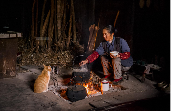 一年最热的盛夏，彝族为啥要“玩火”？揭秘彝族火把节的文化密码