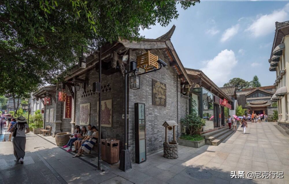 从重庆到成都，磁器口、宽窄巷同是游客打卡地，哪个更巴适？