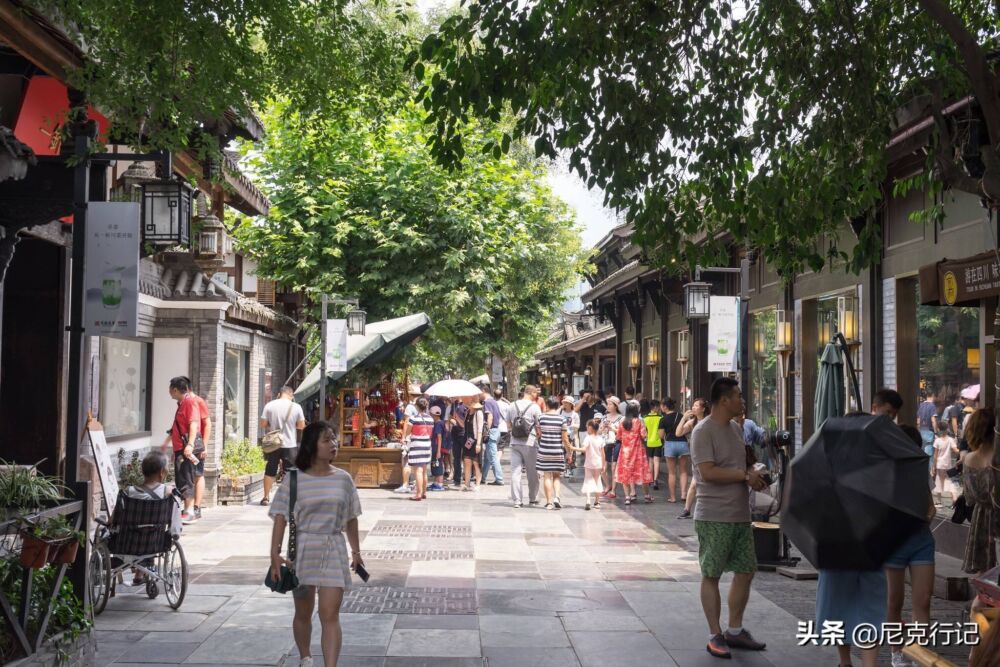 从重庆到成都，磁器口、宽窄巷同是游客打卡地，哪个更巴适？
