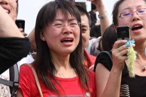 512大地震，总理哭了、央视主持人哭了、参加哀悼日的人民哭了