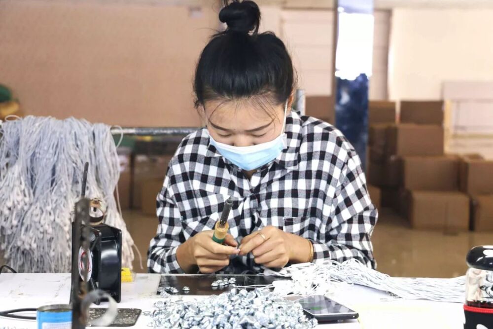 陆良温州商贸城电子厂的女工们