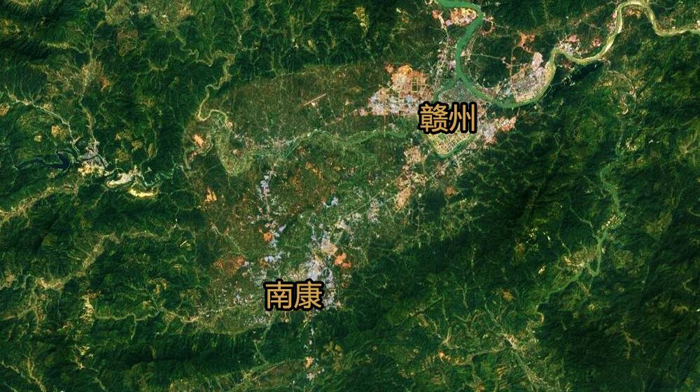卫星航拍赣州南康区：境内有机场和高铁站，家居小镇很亮眼