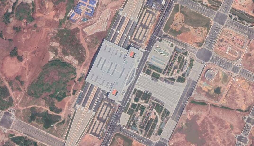 卫星航拍赣州南康区：境内有机场和高铁站，家居小镇很亮眼