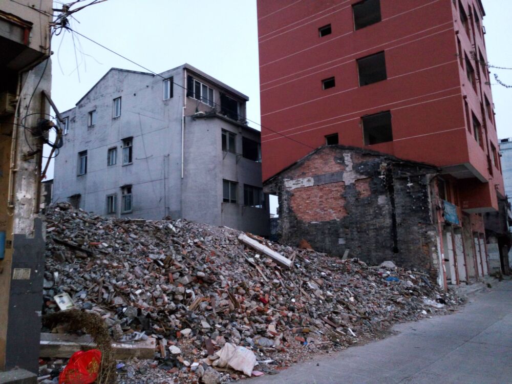 记录大建大美中的温州：瓯海区汇头路的巷子里，人去楼空全是废墟