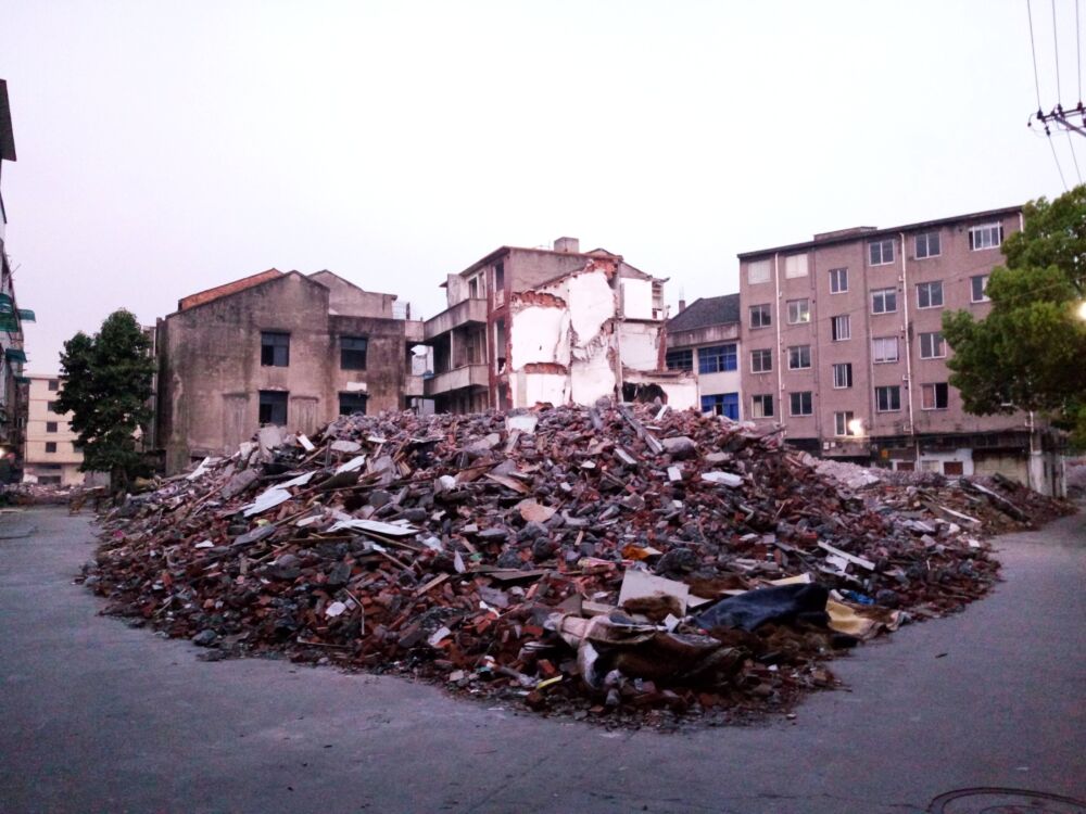 记录大建大美中的温州：瓯海区汇头路的巷子里，人去楼空全是废墟