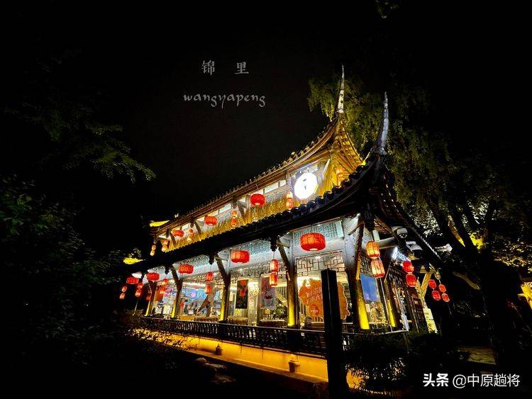 游锦里，看传说中西蜀最古老、最具有商业气息的街道之一