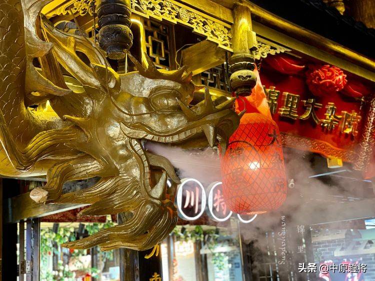 游锦里，看传说中西蜀最古老、最具有商业气息的街道之一