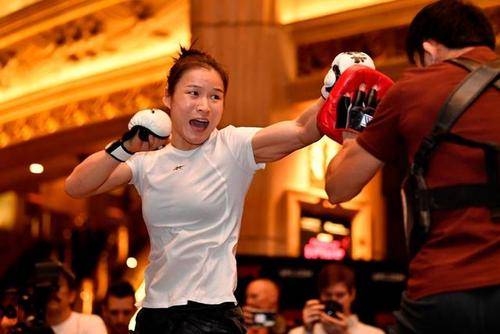 张伟丽：中国首位世界级格斗女冠军，3年格斗生涯，她赚了多少钱