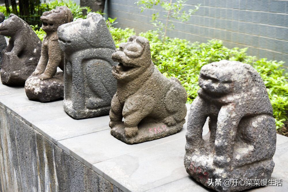 广东湛江有个地方叫雷州，他们崇拜狗却又吃狗，石狗文化是非遗