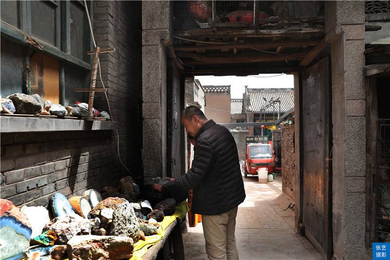 平遥古城，来自黑龙江捡石头16载为生的石农：最贵的石头卖了30万