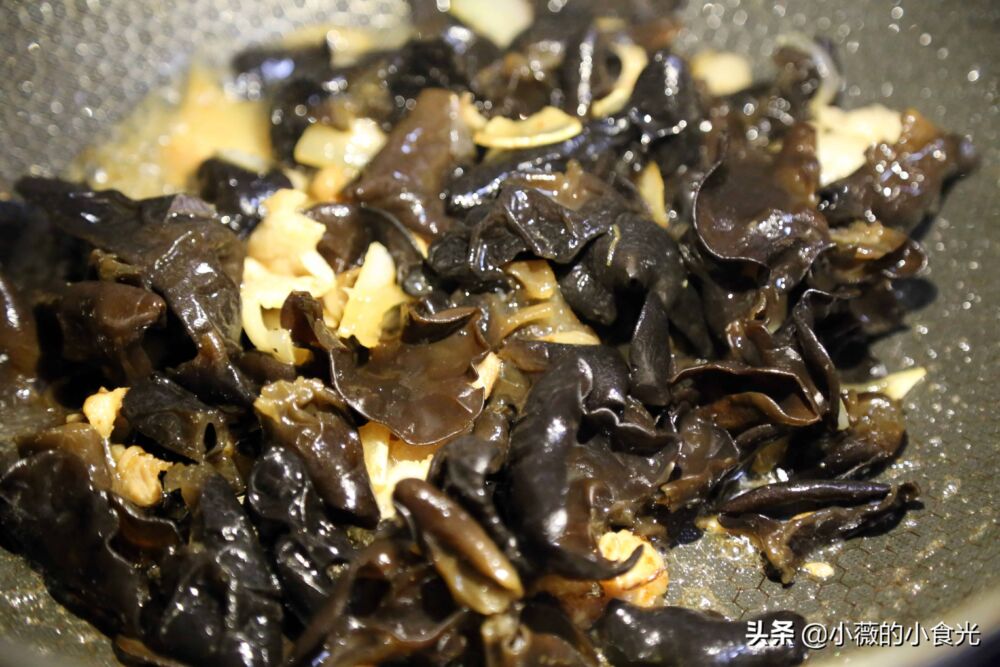 泡发木耳要多久？得注意什么？操作细节很重要！木耳怎么炒好吃？