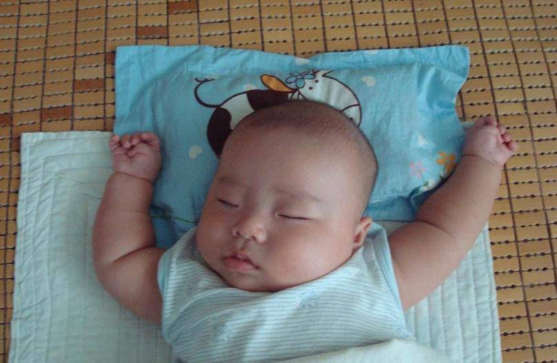 宝宝多大白天只睡一觉？0-3岁宝宝睡眠规律表，新手父母别错过
