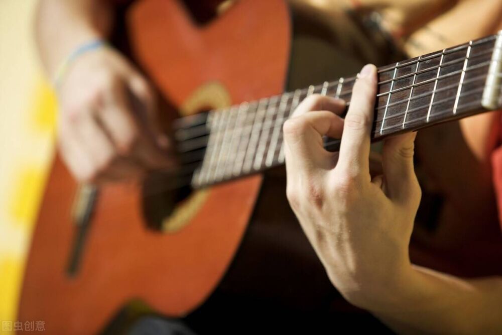 你的琴弦多久换一次？你知道如何正确地更换古典吉他琴弦吗？